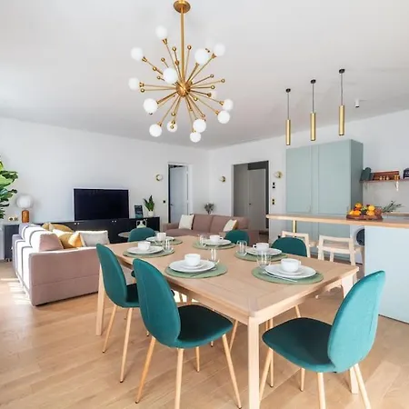 Apartment Rare, Center, Luxury With Roof View *