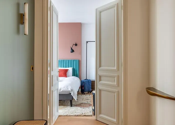 Rare, Center, Luxury With Roof View *